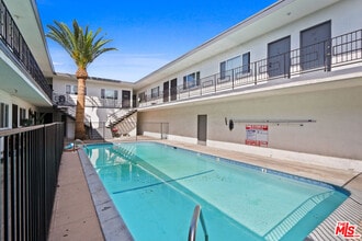 Building Photo - 115 N Oak St