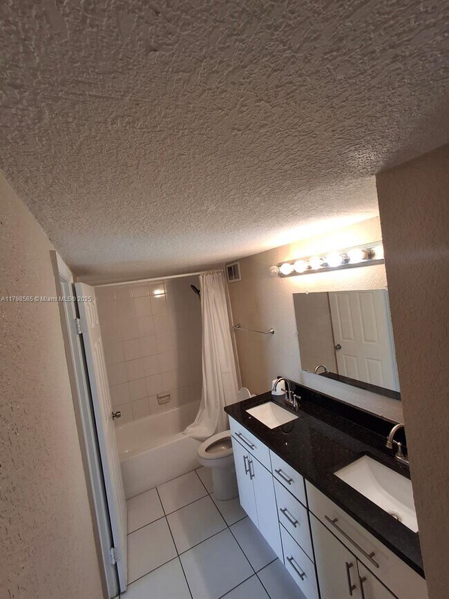 Building Photo - 1351 NE Miami Gardens Dr