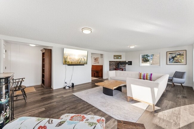 Building Photo - Waterfront Living!