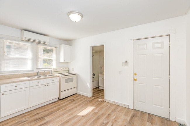 Building Photo - 659 Wilson St