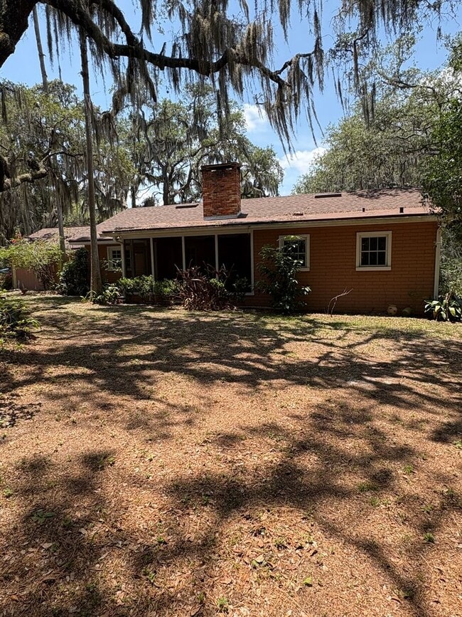 Building Photo - 2227 Country Club Rd