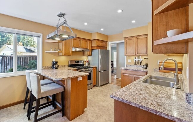 Building Photo - $300 OFF 1st Month's RENT!! - East Medford...