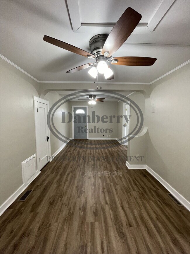 Building Photo - 220 N Main St