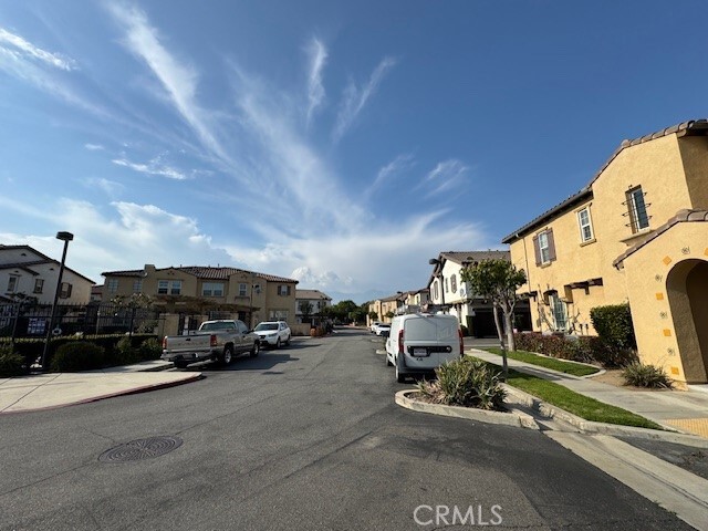 Building Photo - 2750 E Oak Hill Dr