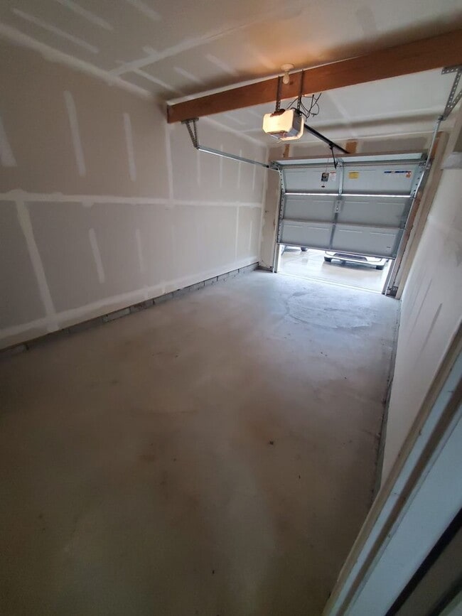 Building Photo - Beautiful 2 bedroom condo near Austin Landing!