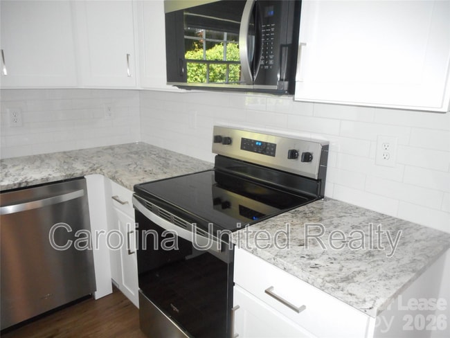 Building Photo - 7556 Thorncliff Dr