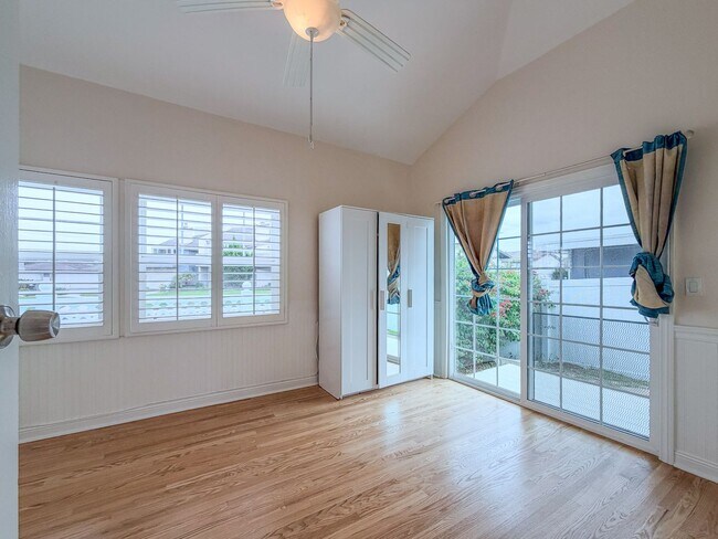 Building Photo - 3845 Sunset Ln