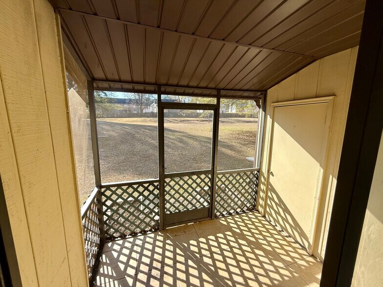 Building Photo - 701 New Horizon St