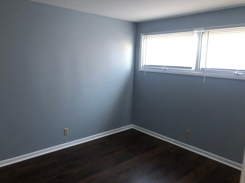 Building Photo - 2358 S Crestway St