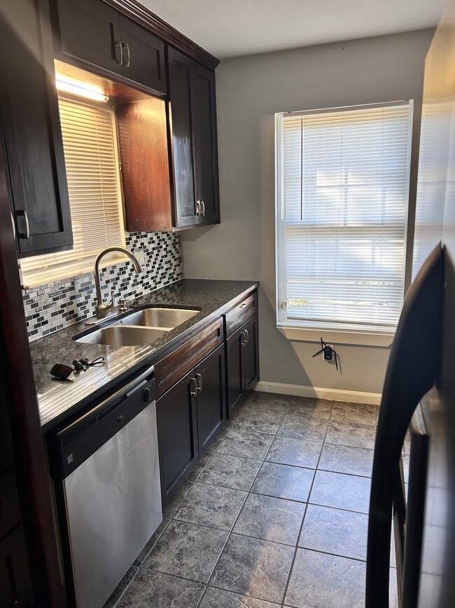 Building Photo - 426 Larkspur Ct