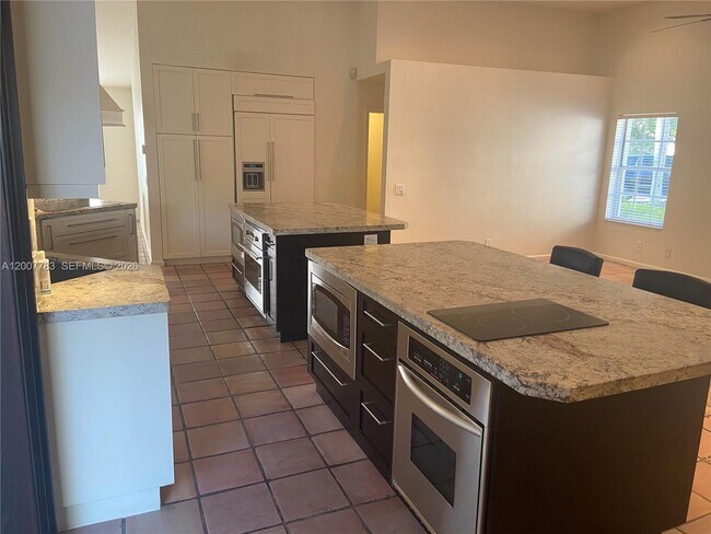 Building Photo - 659 Verona Pl