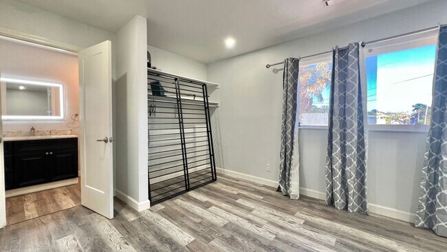 Building Photo - Lovely House 4BR 2.5BA with Large Backyard