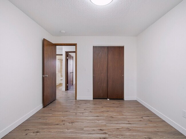 Building Photo - Remodeled 2 Bedroom, 1 Bathroom Apartment- Close to shopping!