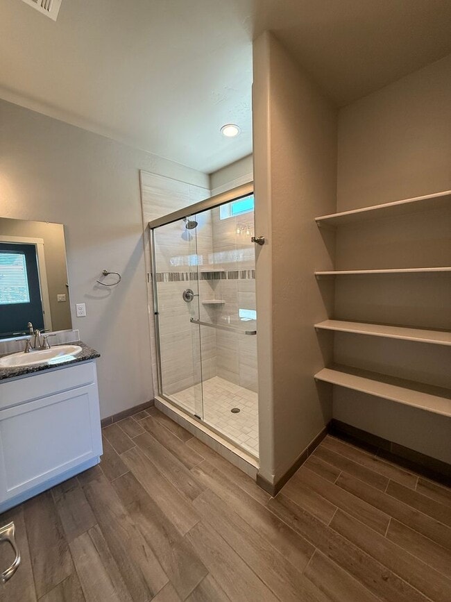 Building Photo - Modern 3 Bed, 2 Bath Home