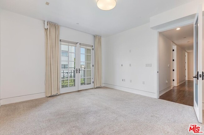 Building Photo - 225 S Hamilton Dr