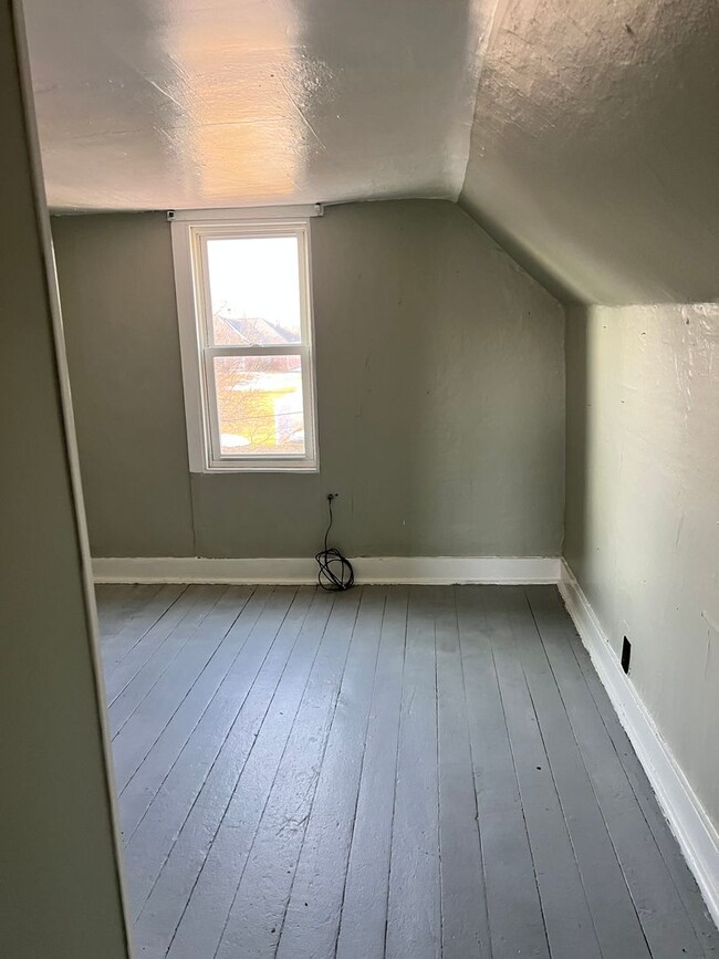 Building Photo - 3 bedroom 1 bath home!