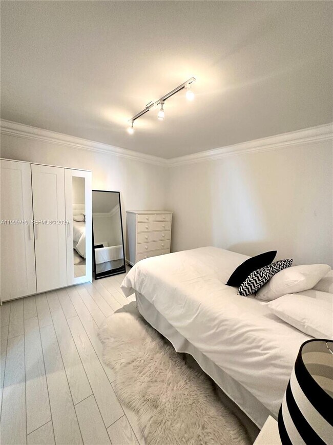 Building Photo - 16500 Collins Ave