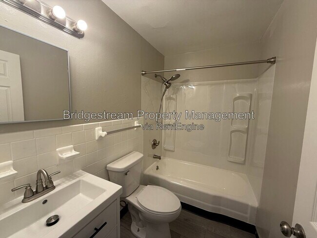 Building Photo - 5405 Bellefontaine Rd
