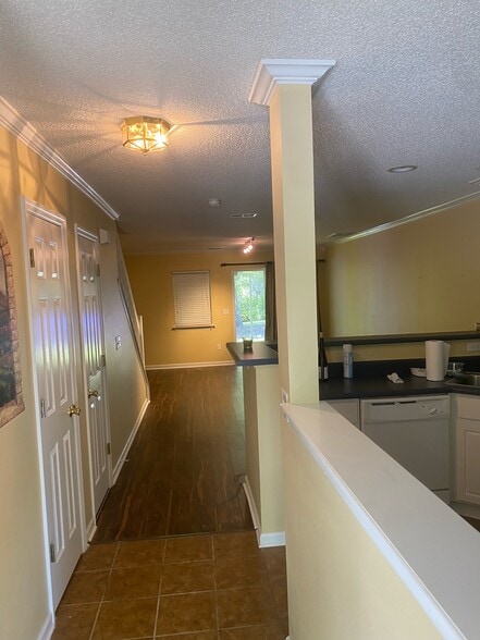 Building Photo - 8133 Shadow Oak Dr