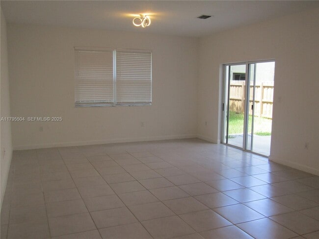 Building Photo - 1414 SE 26th Ter