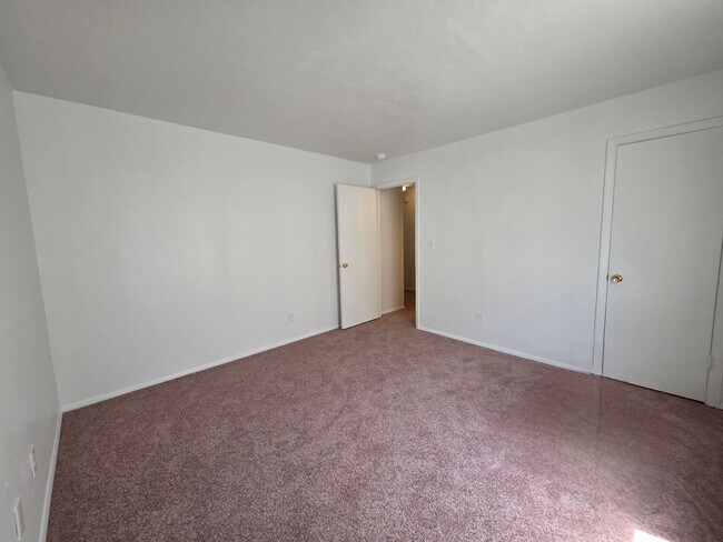 Building Photo - LYO3240#-MW