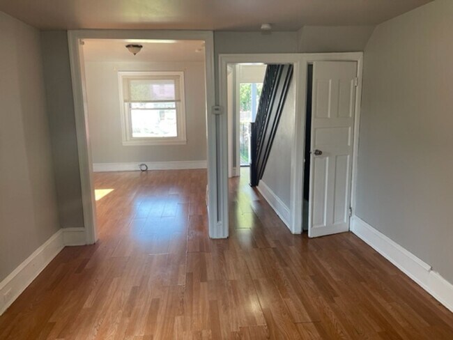 Building Photo - Amazing 3Bd/1Bath in Carroll Park