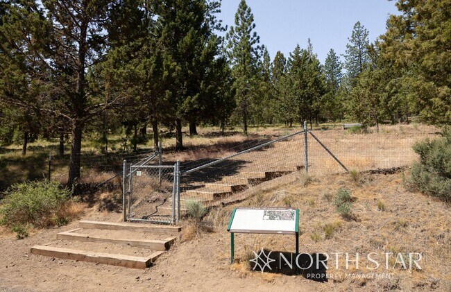 Building Photo - Spacious Bend 3 bed/2 bath Residence w/ Of...