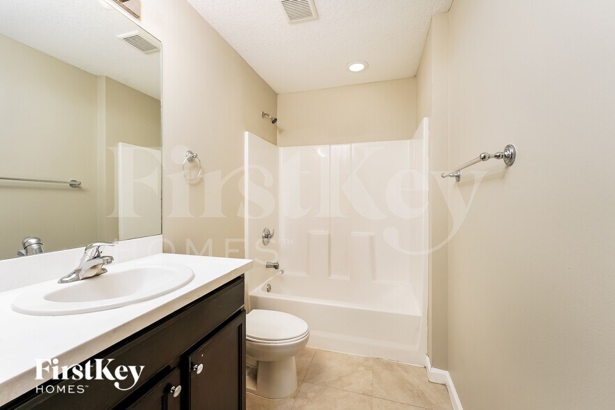 Building Photo - 283 SW Tulip Blvd