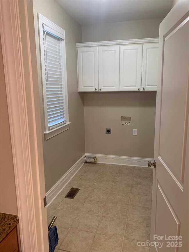 Building Photo - 7925 Bay Pointe Dr