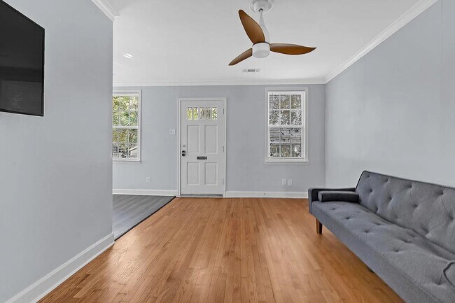 Building Photo - 2405 Eastwood Ave