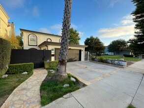 Building Photo - 7842 W 79th St