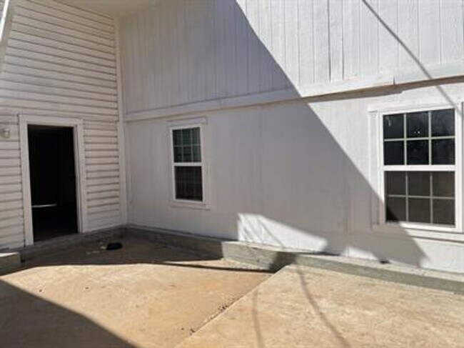 Building Photo - Beautiful  3 bed Bed 1Bath apartment for rent in SE OKC