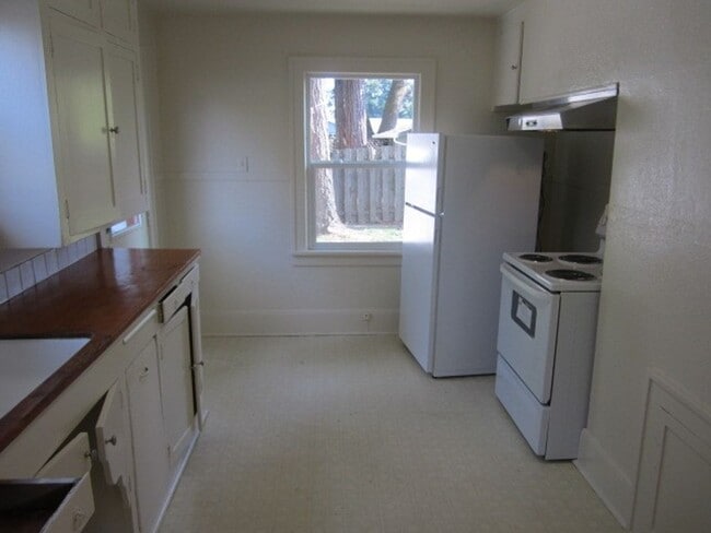 Building Photo - Cute Newley Remodeled 3 BD in Aloha!!