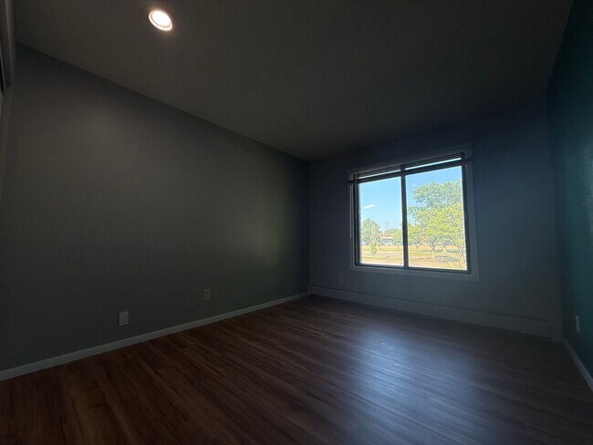 Building Photo - Spacious 2BR Edina Condo with Updated Interior, Outdoor Pool & Underground Parking