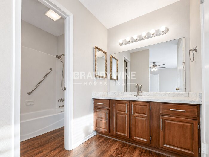 Building Photo - 3025 Jamestown Dr