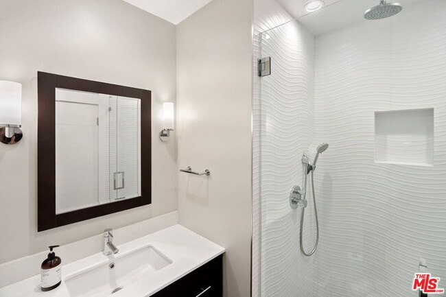 Building Photo - 650 N Tigertail Rd