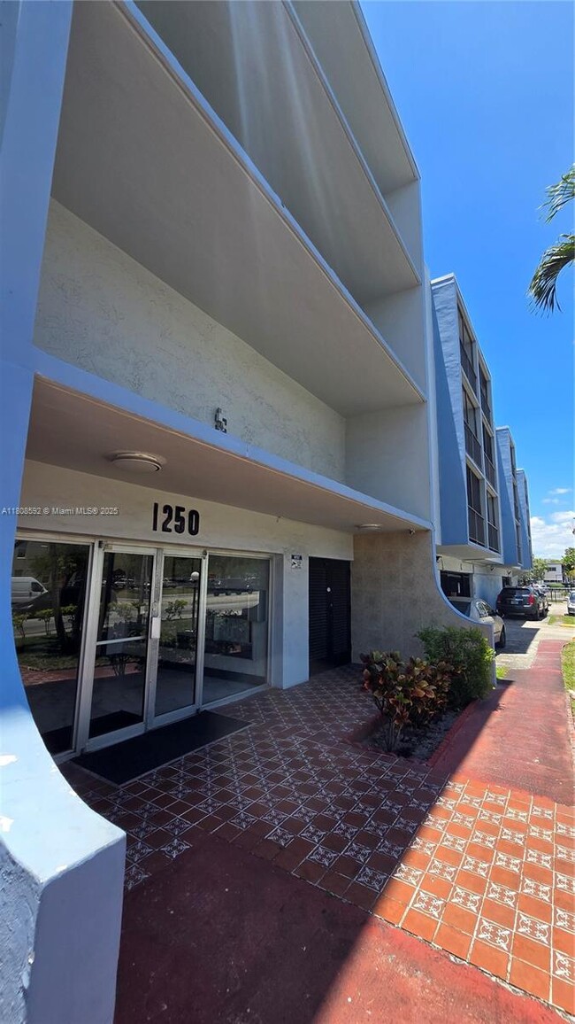 Building Photo - 1250 NE 125th St