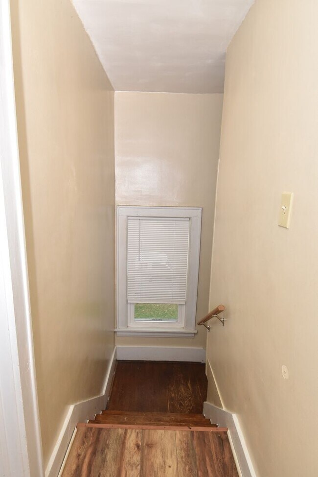 Building Photo - 135 E Eckman St