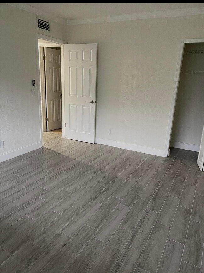 Building Photo - 2820 SW 22nd Ave