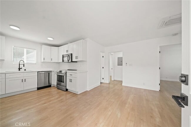 Building Photo - 961 W 21st St