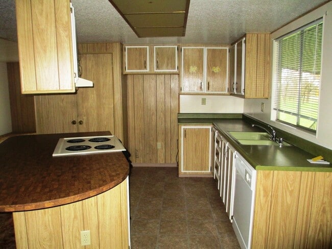 Building Photo - 2 Bedroom 2 Bath and 1,400 SqFt. $1,095 Re...