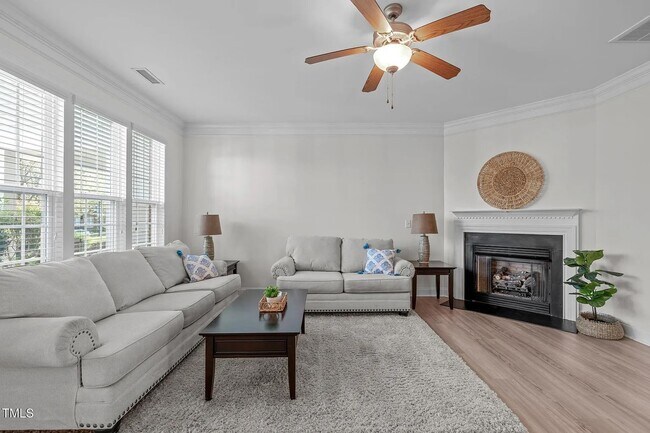 Building Photo - 633 Democracy St