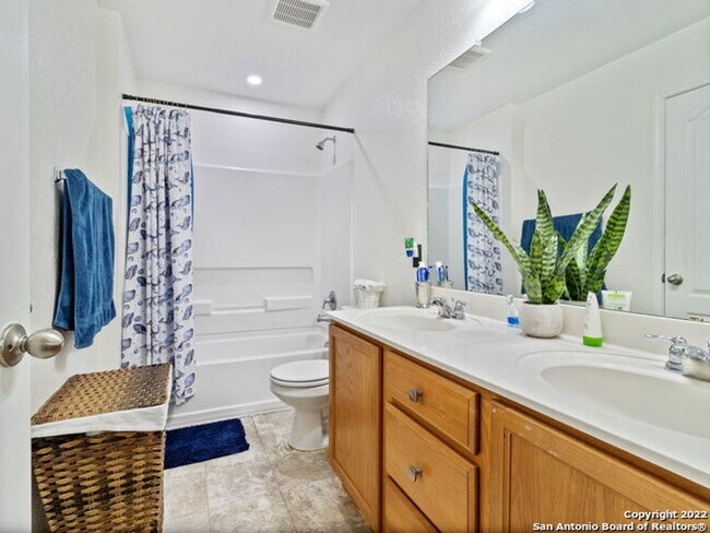 Building Photo - 3 Bedroom w/Game Room