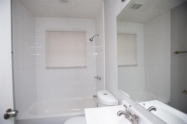 Building Photo - 9110 Woodford Dr