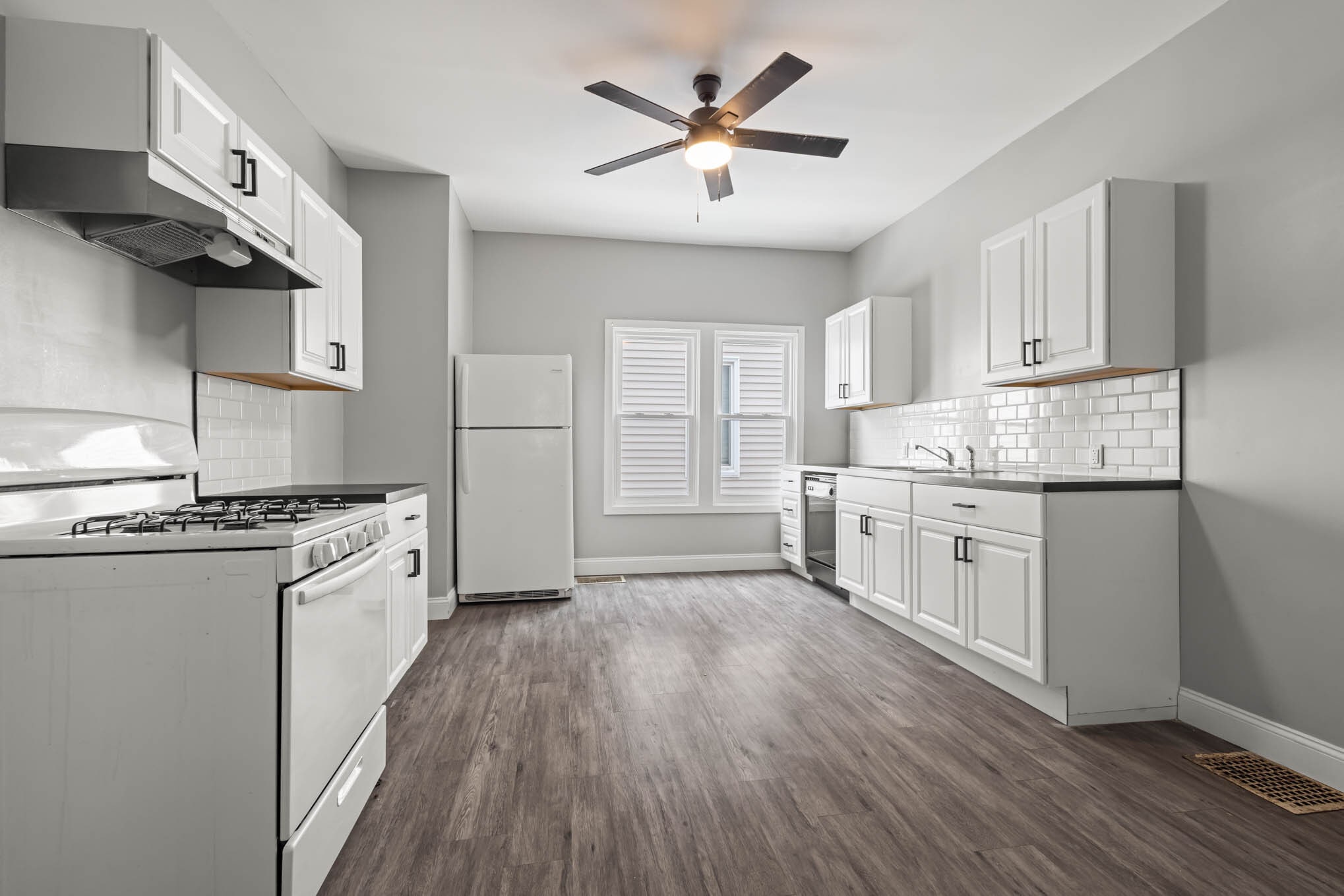 Building Photo - 208 S Swan St