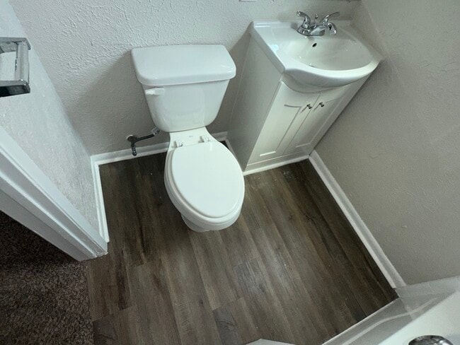 Building Photo - 8 Lanes End