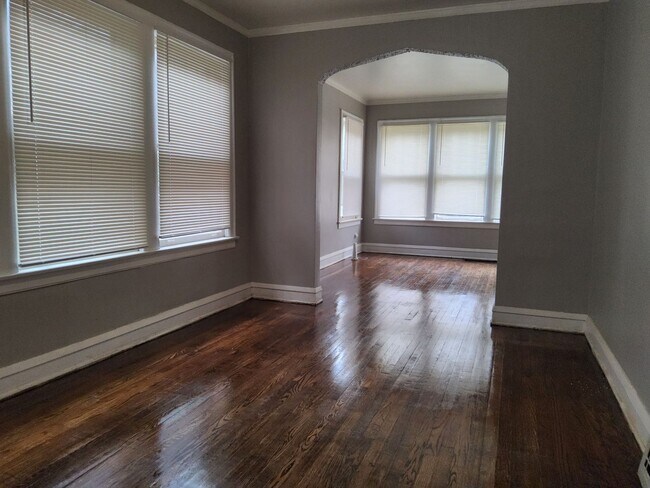 Building Photo - Welcome to this Chicago-style brick Bungal...