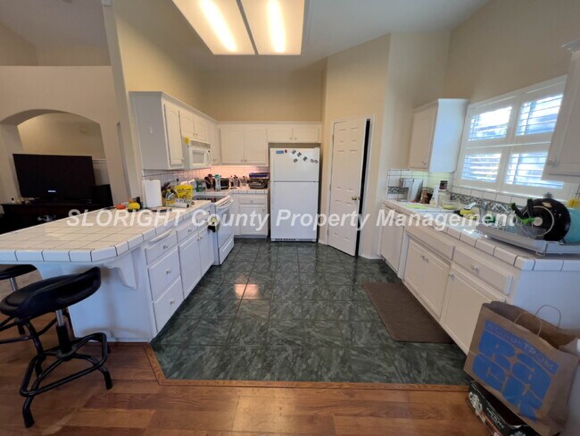 Building Photo - AVAILABLE MAY - 3 Bedroom / 2 Bathroom Paso Robles Home