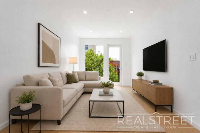 Building Photo - 2 Bed/ 2 Bath Penthouse Private roof deck