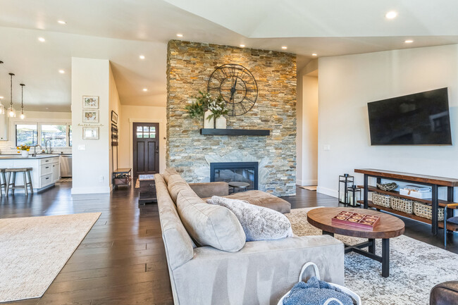 Building Photo - 30 Castlewood Dr